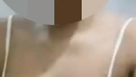 Wow istri tetangga sebelah mengirim video pamer susunya  gede montok,