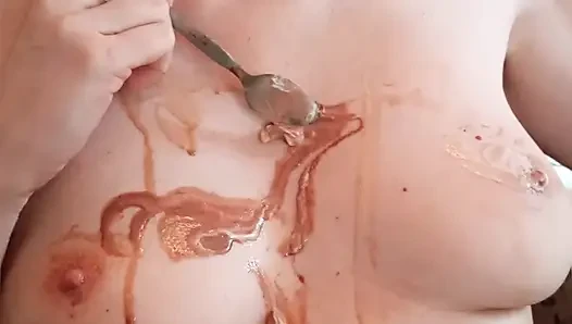 Aku lagi asik muasin tubuh bugilku sambil main solo