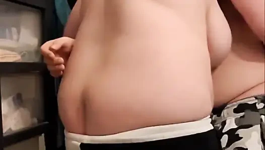 Cewek sange ini lagi asik mainin toketnya di kamar mandi - cowok ini menggores kepalaku sampai aku crot di kontolnya