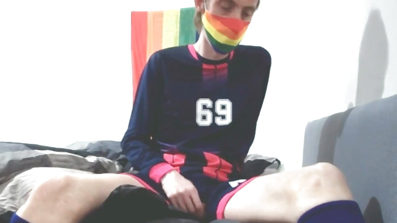 サミー・アンドリュースがフットボールのユニフォームを着てオナニーし、胸に射精している