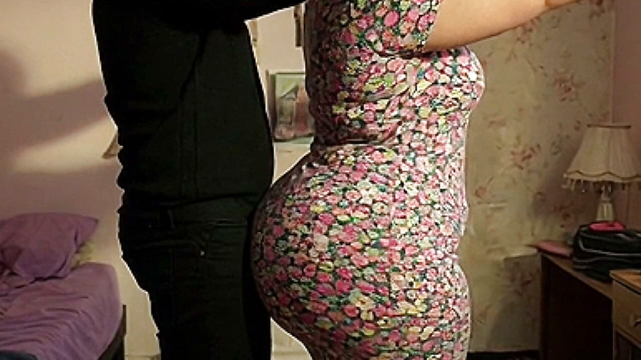 Chica de gran culo en vestido floral es presionada en la habitación