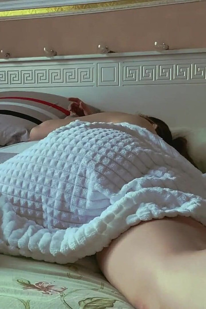 Cuki megbaszott egy párnát reggel