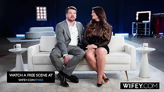WIFEy, wunderschöne kurvige hotwife lacy bekommt für die ultimative gangbang-Überraschung die augen verbunden