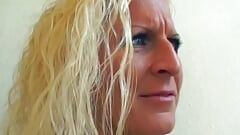 Deutsche dame mit blonden haaren probiert sperma von einem bbc aus