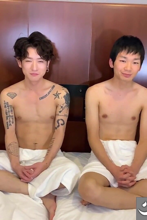 Η Yusaku με τα μελάνια καταπίνει το μεγάλο πουλί του Ryuzaki πριν γαμηθεί