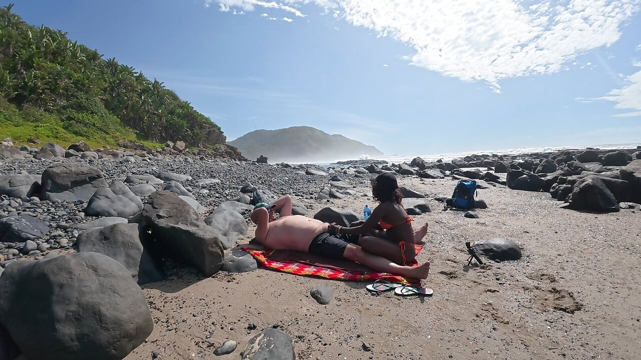 Sussurros em uma praia beijada pelo vento Ébano Cisne cavalga pau branco ... DIFÍCIL