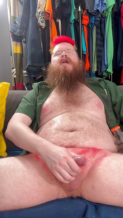 Genieten van een goede pikslag en het sperma likken