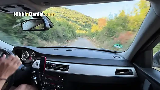 Heißes date mit einem sexy mädchen endete mit wildem motorhauben-sex