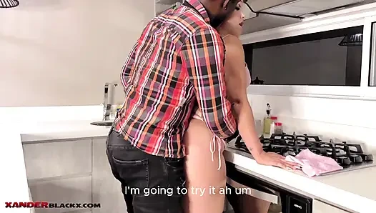 Büyük götlü azgın seksi güzel latin kadın mutfakta koyu saçlı bir adam tarafından sikiliyor (büyük zenci yarağı)