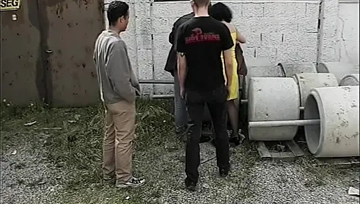 Azgın orta yaşlı seksi kadın park yerinde iki adamla sikişiyor