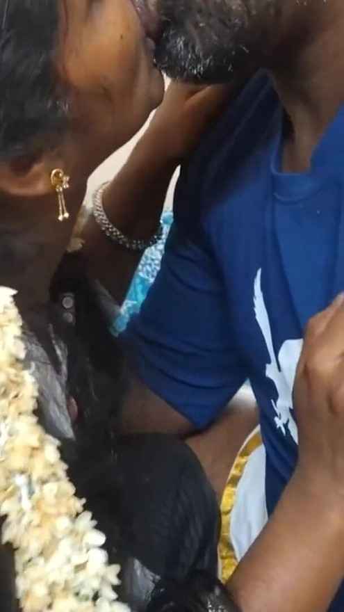O studentă indiancă desi tamilă se fute cu profesorul pentru a nota | Clip 2