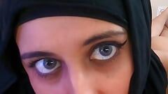 POV close-up moslima pijpbeurt & sperma slikken