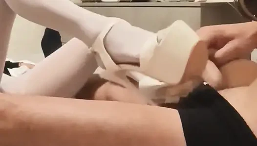 Külotlu çorap ve topuklu ayakkabılı MILF ayak işi yapıyor