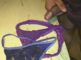 Deuxième éjaculation sur des string violets sexy