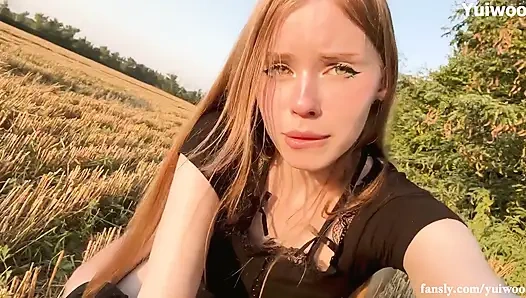 Doğada çıplak bir yabancıyla tanıştı ve sikildi