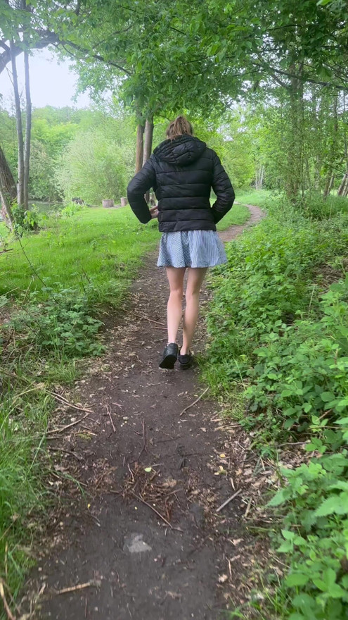Venkovní mladá 18+ připravená na rambazamba v lese