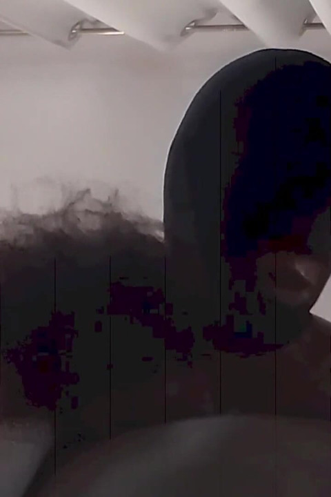 Milf de olhos vendados e amordaçada é fodida na buceta e na boca