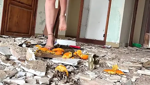 Dihancurkan di bawah sepatu hak tinggi