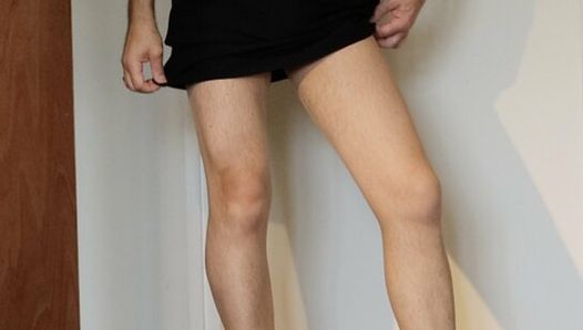 Seksowne nylonowe nogi i stopy Sussanne. krótka sukienka gatta, brązowe rajstopy, czarne seksowne klapki na obcasie.