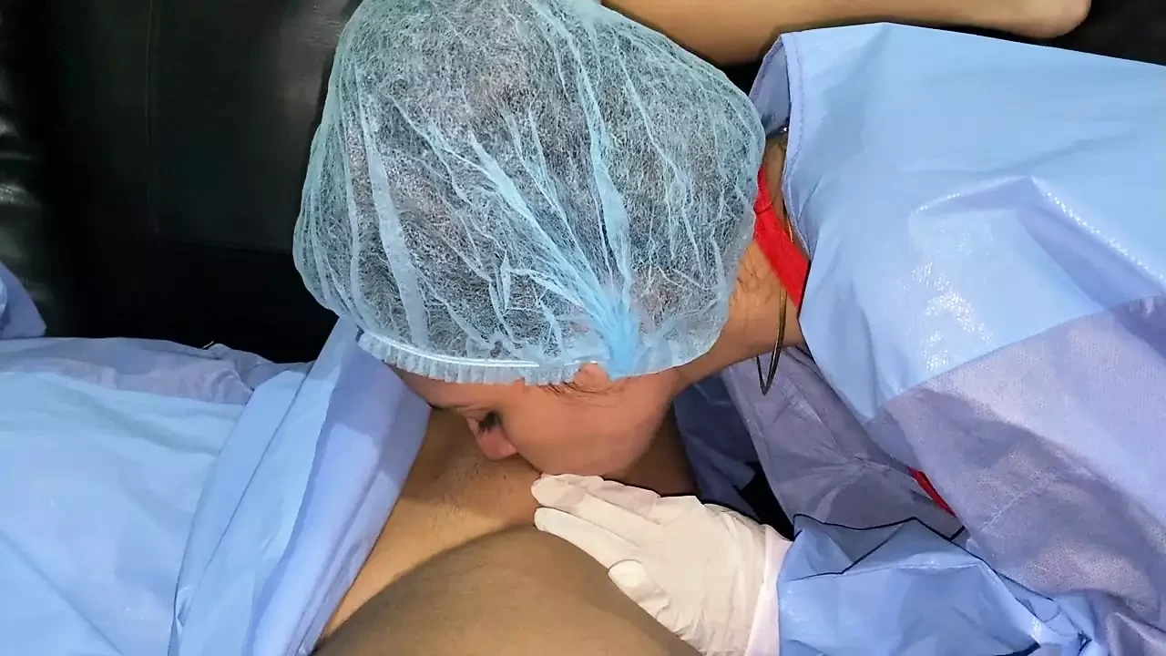 Jebem se sa svojim doktorom kada sam išla na sastanak ona liže moju pičku