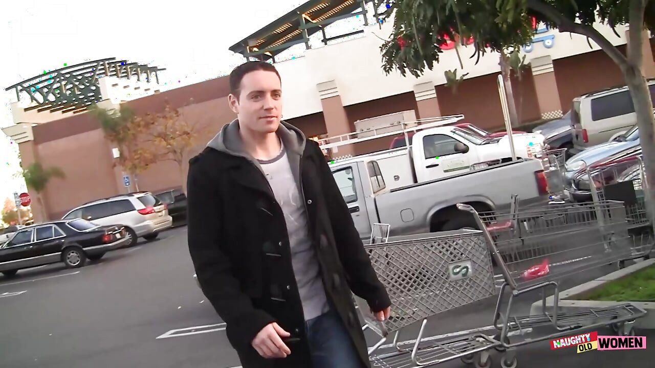 曲線玲瓏的成熟蕩婦抹大拉在騎他的雞巴之前把臉伸進男人的屁股裡