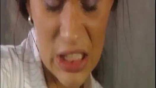 Cewek hot rambut pirang dengan toket besar dientot habis-habisan sama kontol besar di pantai