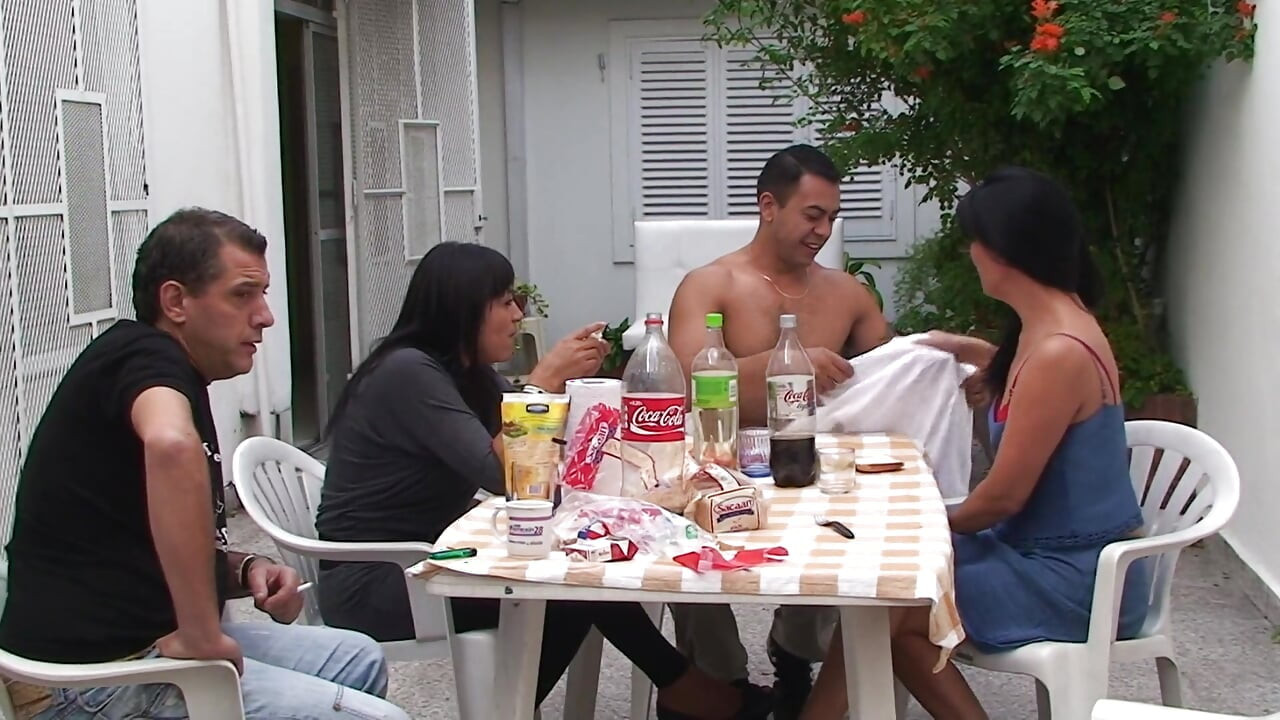 หญิงเป็นใหญ่ผมสีน้ําตาลแดงดูดควยและขี่ควยแข็งของทาส