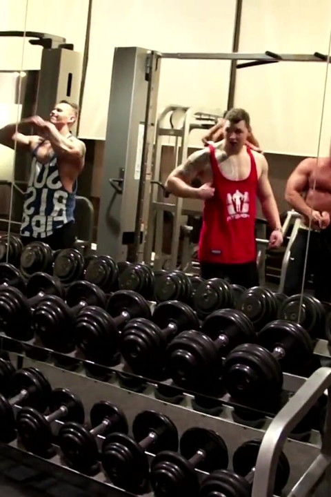 Amatör fitness adamları spor salonunda bilek güreşi