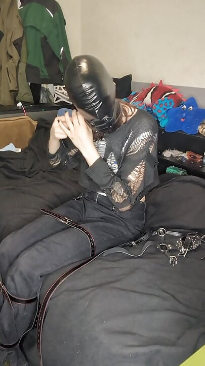 tentando cabeça harnes hogtie