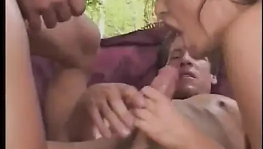Ateşli büyük memeli esmer bebek üç koca yaraklı adama tüm deliklerini genişlettiriyor