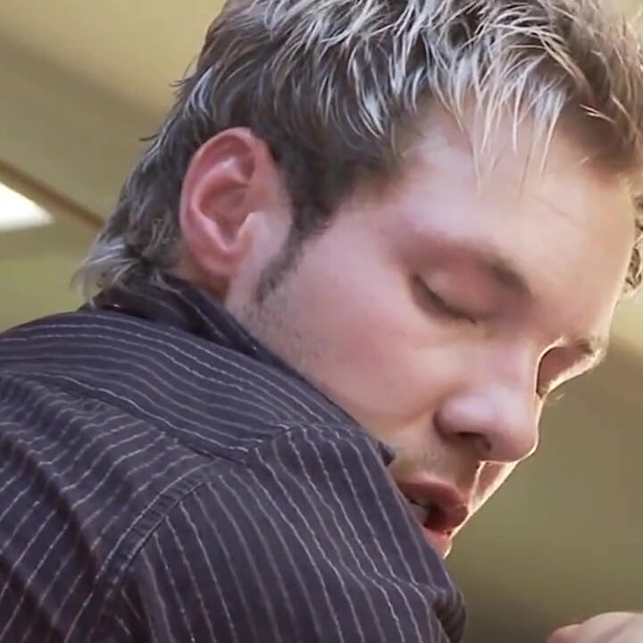 Этот блондинка -молоток...