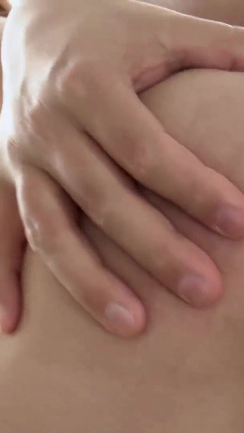 Zapanjujući trenutak iz "VRUĆE CURE JAŠU NAKON ŠTO SU IH ŽESTOKO POPUŠILE"