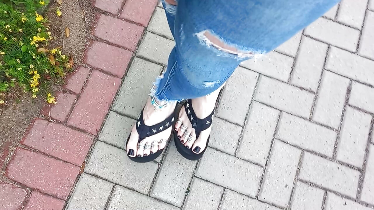 Sexy feet in black platforms, toe rings & anklets + ripped jeans
