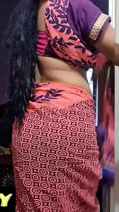 Sexysonu u ružičastom sariju pokazuje pupak | Isječak 1