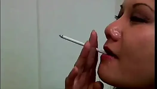 Büyük yarak bu güzel dövmeli Asyalı sigara içen kızı sıkı göt deliğinden sikiyor