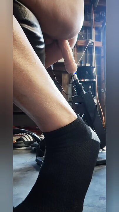 Παίρνω ένα μεγάλο δονητή πούτσας στον κώλο μου από τη μηχανή