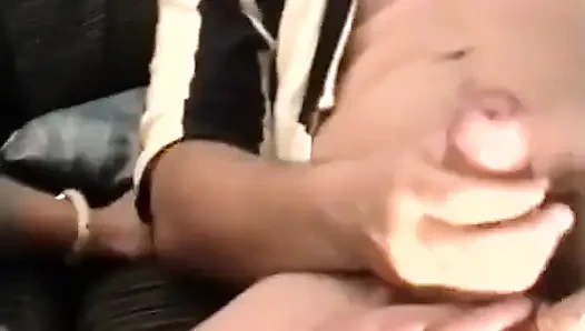 Ein mann, gefüllt mit zwei reifen frauen