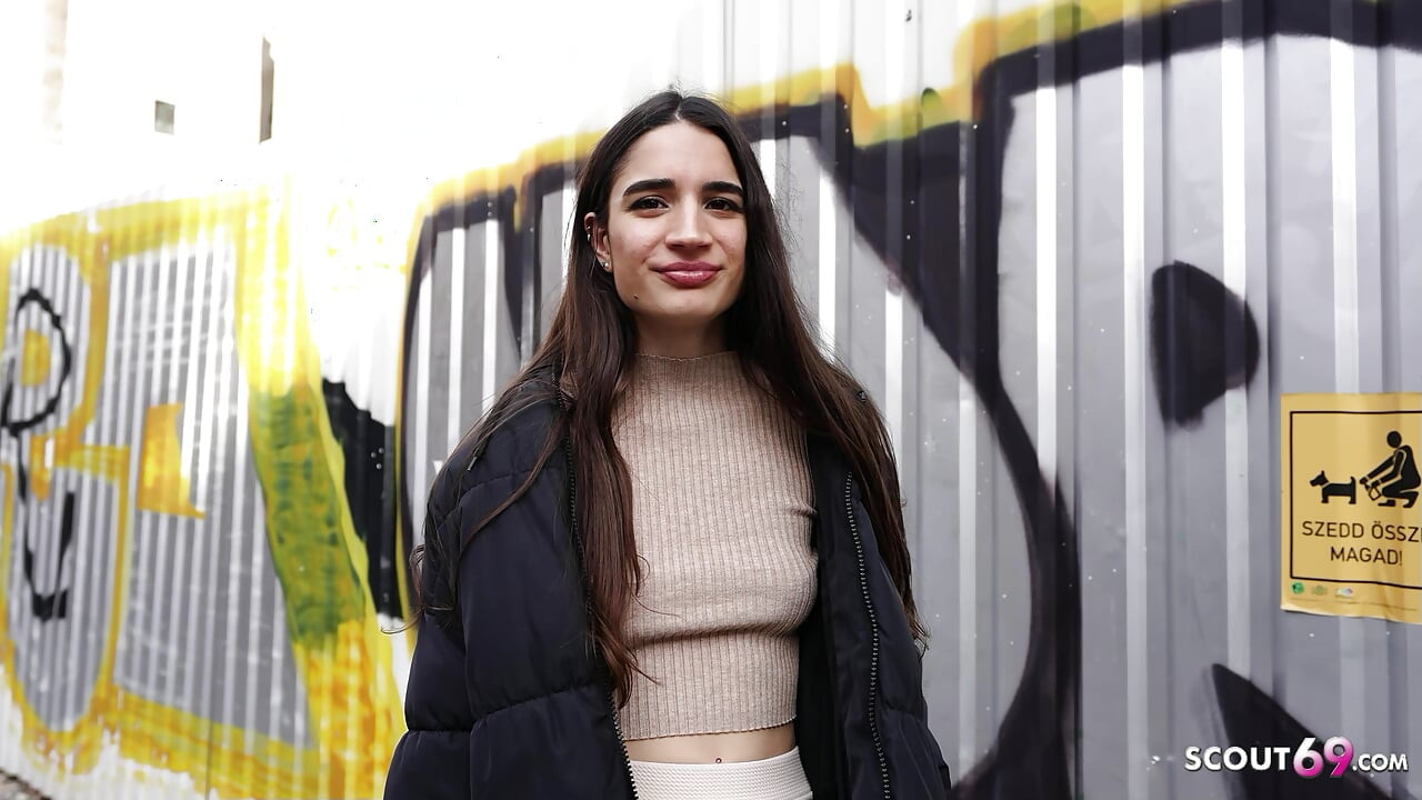 NJEMAČKI IZVIĐAČ - Orgazam kolutanja očima za mršavu francusku curu Candie Luciani na kastingu za jebanje