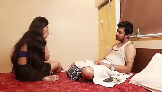 Hintli evli kadın ve kocası romantik gece seksinde sevişiyor