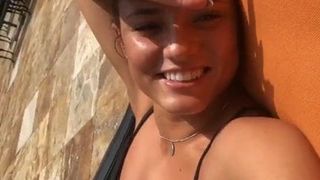 Jade Chynoweth ligt in een bikini, selfie