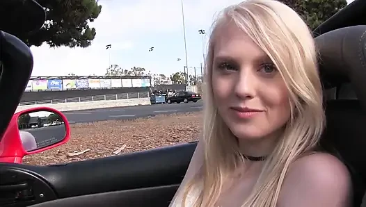 Lily rader behält einen schönen hintern blonde haare auf ihrer zarten muschi - perv milfs und teenager