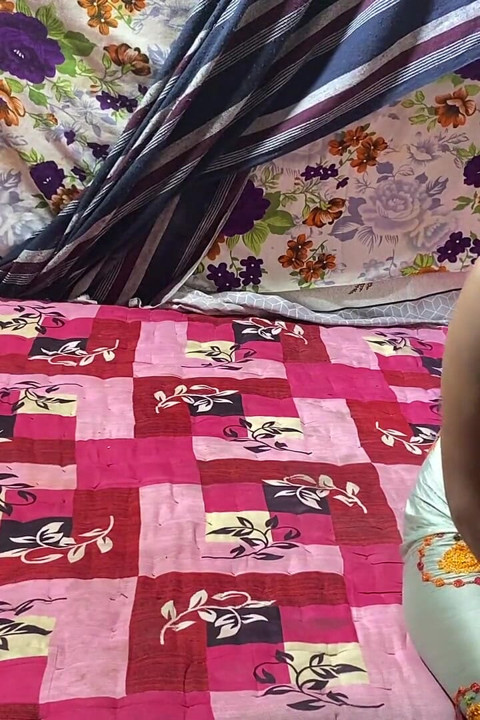 Komşu Hintli evli kadınla gerçek sikişiyor