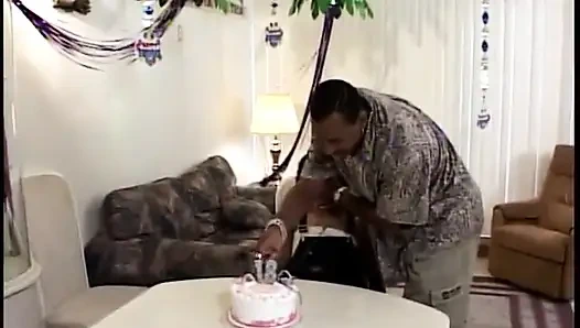 Черная сучка с сочными губами хардкорно трахается с черным членом на диване