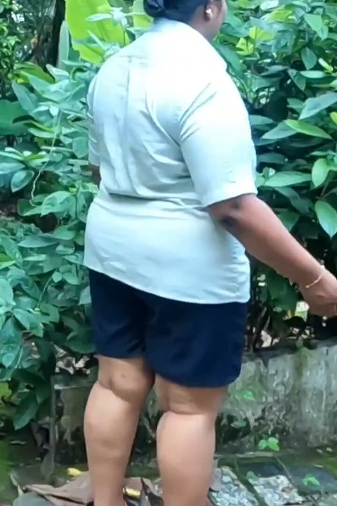 वैश्विक न्यूड गार्डनिंग डे पर नग्न होकर पेड़ लगाना। पेड़ लगाने के बाद बाहर नहाना।