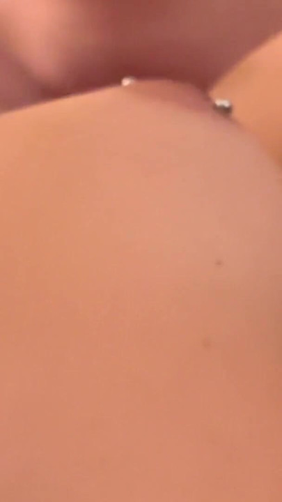 Moment spectaculaire de « POV féminin - je laisse mon amie s’amuser avec ma chatte »
