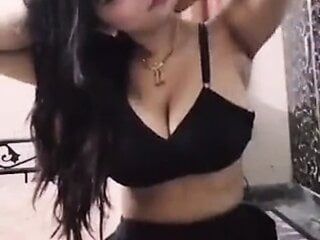 Sexy chica india mostrando tetonas