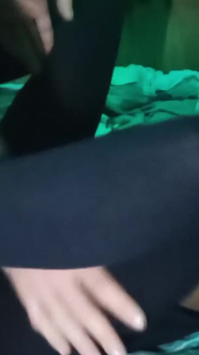 Güzel zenci, sıkı siyah amcık, naylon tulum ve büyük beyaz yarak, göğüslerini ve klitorisini ovuyor, parmaklıyor, sert sikiliyor | Klip 2