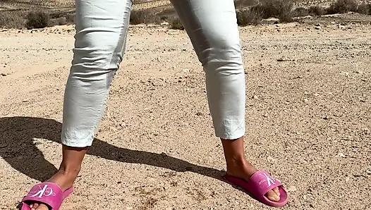 Девушка не может держать писаю и намочить ее штаны на общественной дороге