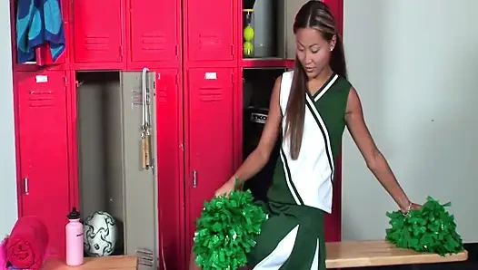 Азиатская чирлидерша Kara Tai трахает свою киску игрушкой