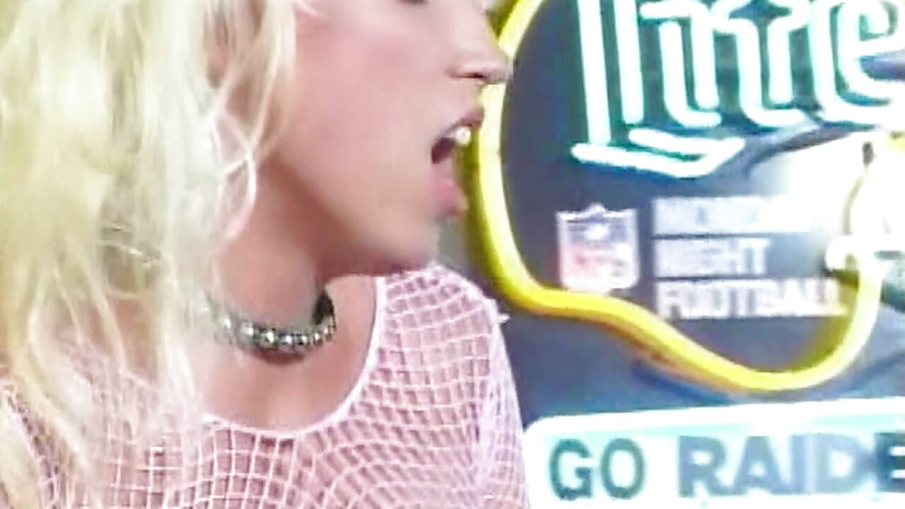 Begierde eskaliert bis nichts mehr harmlos ist bis alles